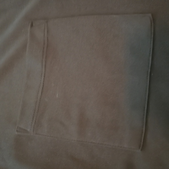 Black V-Neck Top with Pockets - Picture 3 of 4